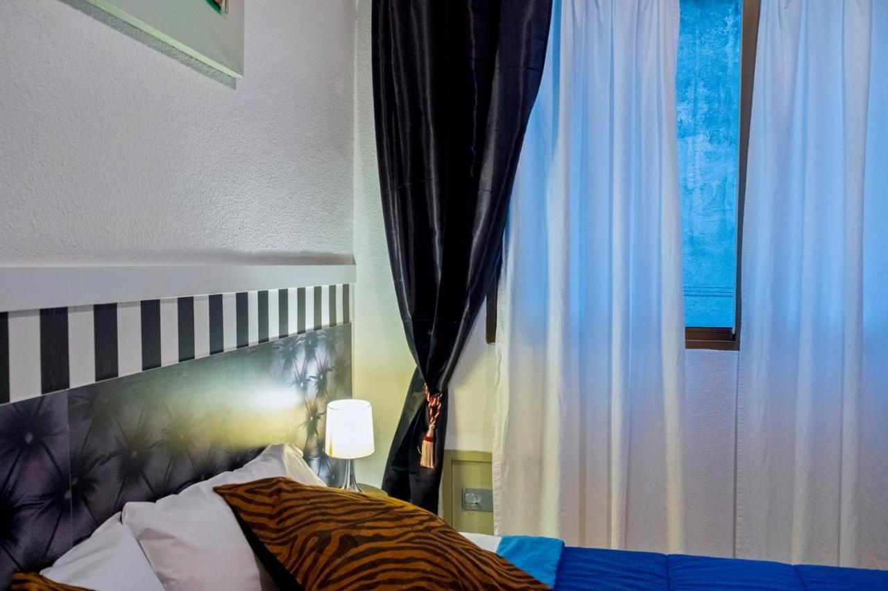 Bed and Breakfast La Reina De Gran Via - Parking Tph Madrid Esterno foto